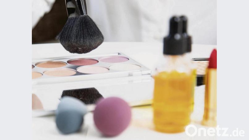 Nicht jedes Kosmetikprodukt mit natürlichen Inhaltsstoffen ist auch bio – oder gar vegan. Bild:  Christin Klose/dpa