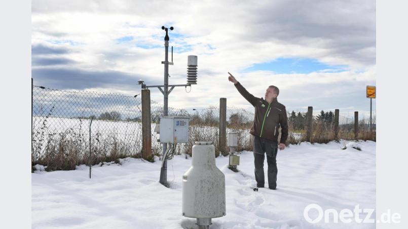 Betriebsleiter Andreas Kiener erklärt die Funktionen der Wetterstation im Staatsgut Almesbach. Bild: Gabi Schönberger