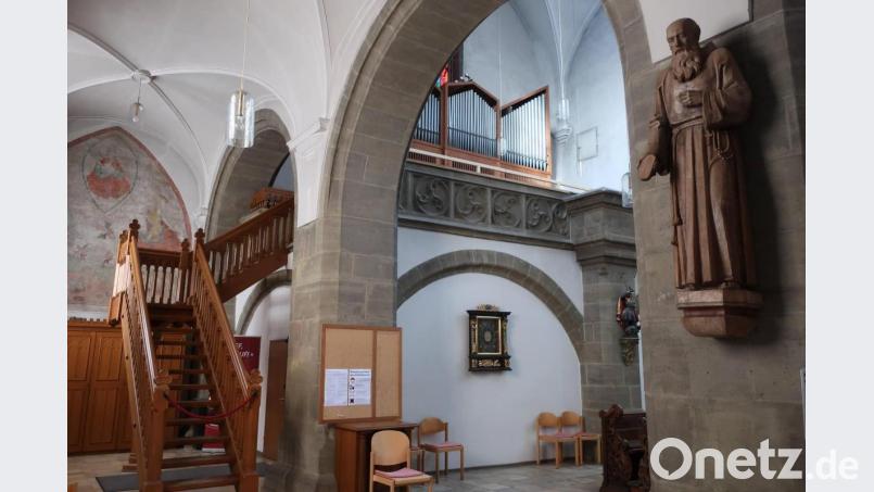 Blick in den Altbau der Pfarrkirche Sankt Josef. Die einst zugemauerten Rundbögen unter der Empore sollen wieder geöffnet werden. Bild: rhi