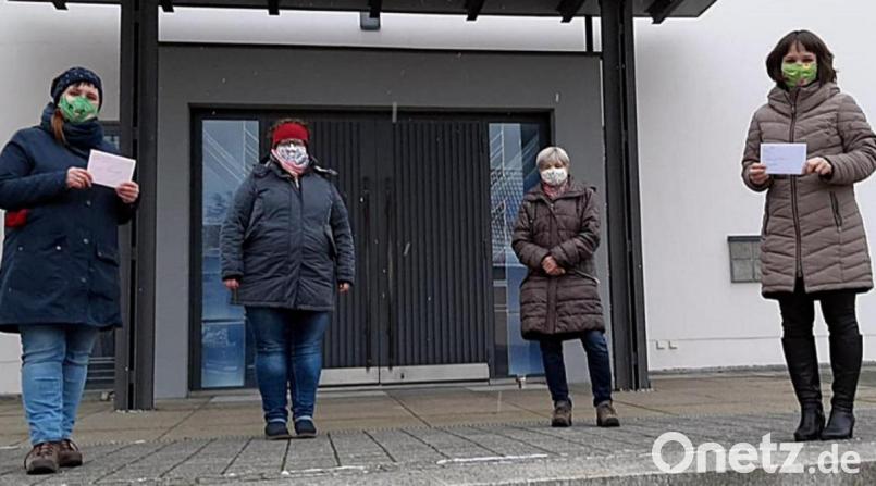 Zur Spendenübergabe treffen sich (von links) Sabine Wangel Sozialdienst katholischer Frauen Nürnberg), Barbara Wangel (Teamsprecherin Frauenbund Letzau), Margita Sammel (Stellvertreterin) und Enikö Nagy (Frauenhaus Weiden) an der Kirche in Letzau. Bild: zer