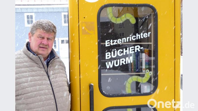 Bürgermeister Martin Schregelmann freut sich über den "Etzenrichter Bücherwurm" Bild: fsb
