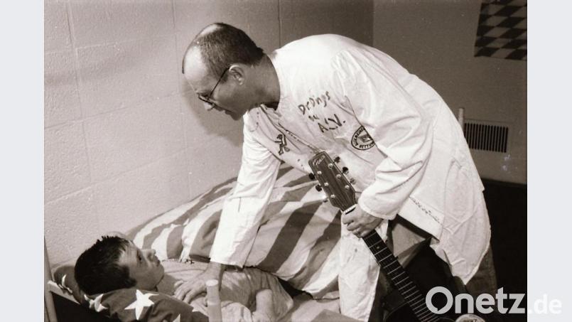 Phil Collins sang vor 23 Jahren in der Münchner Olympiahalle ein Mitglied des Weidener ARV-Projekts &quot;Kino für Behinderte&quot; in den Schlaf. Archivbild: Kunz
