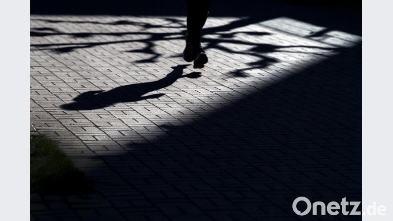 Draußen an der frischen Luft macht Sport mehr Spaß als drinnen. Das ist einer der Gründe, warum unsere Redakteurin gerne joggt – zumindest meistens. Manchmal tut sie es auch nur für Eis. Symbolbild: Federico Gambarini/dpa