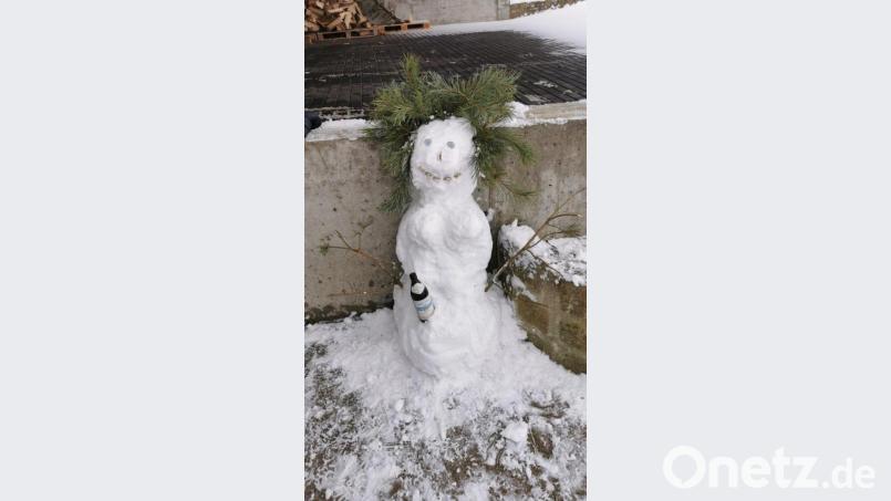 Den schönsten Schneemann Grafenwöhrs baute Celina Dötsch, stilecht mit Bierflasche, Tannenhaare und Kronkorken-Lächeln. Bild: sne