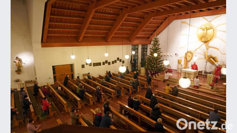 Patroziniumsgottesdienst mit Pfarrer Norbert Götz und Diakon Janusz Szubartowicz in der Pfarrkirche St. Sebastian in Waldthurn. Die Figur des Heiligen Sebastian in der Pfarrkirche Waldthurn (links an der Wand). Bild: fvo