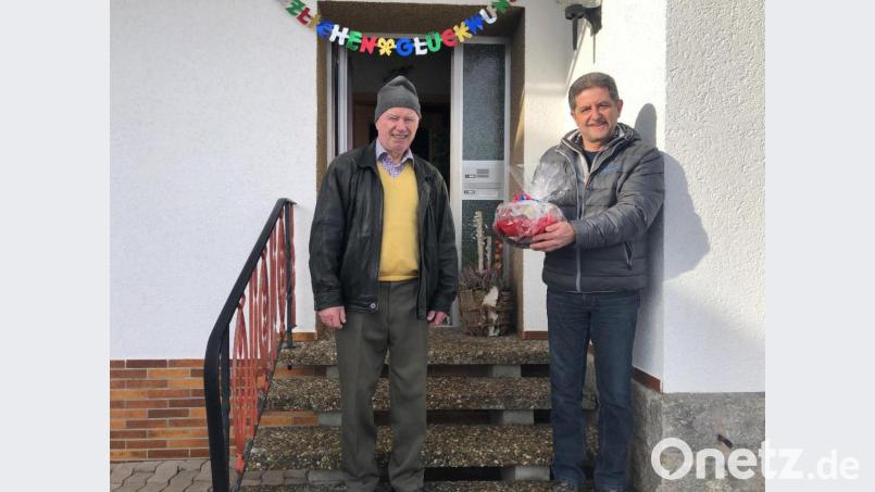 Nur fürs Foto kurz die Maske abgenommen: Bürgermeister Franz Tauber (rechts) gratuliert Ehrenbürger Manfred Schinner zum 80. Geburtstag.