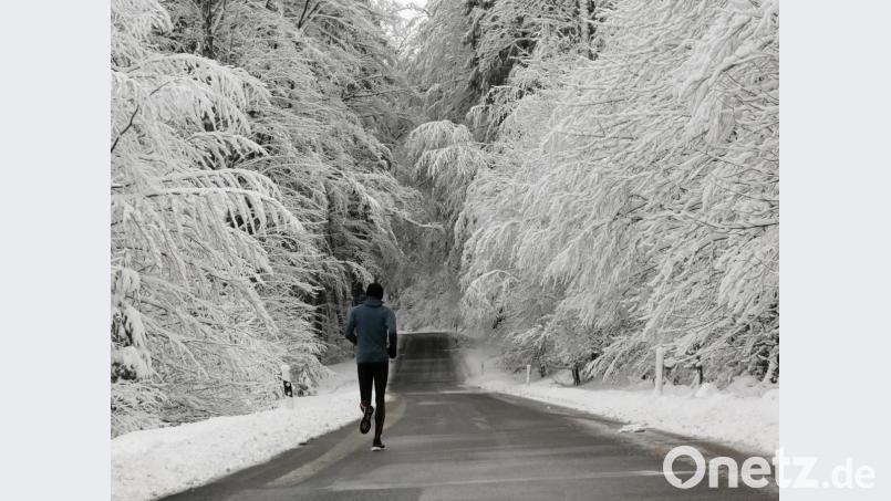 Ein Jogger ist bei klirrender Kälte auf der Straße von Waldhäuser nach Stadlern unterwegs. Bild: Portner