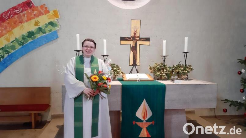 Zum Abschied von Diakonin Veronika Fleps gab es für sie Blumen und eine Windeltorte. Bild: David Scherf/exb