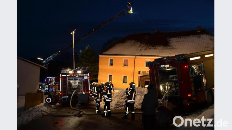 In den Morgenstunden des Donnerstag schlugen Flammen aus einem Dachstuhl in Heumaden. Bild: dob