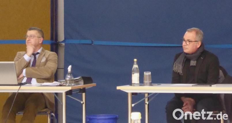 Umgangreichster Tagesordnungpunkt der Gemeinderatssitzung ist der Lagebericht zum Sportparkbau durch Architekt Stefan Kunnert (rechts). Bürgermeister Dietmar Schaller hört aufmerksam zu. Bild: fsb