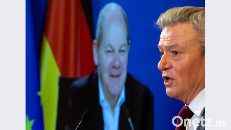 Der per Video zugeschaltete Bundesfinanzminister Olaf Scholz (links) und Horst Arnold, Fraktionsvorsitzender der bayerischen SPD, nehmen während der Winterklausur der SPD-Landtagsfraktion an einer Pressekonferenz teil. Bild: Sven Hoppe/dpa