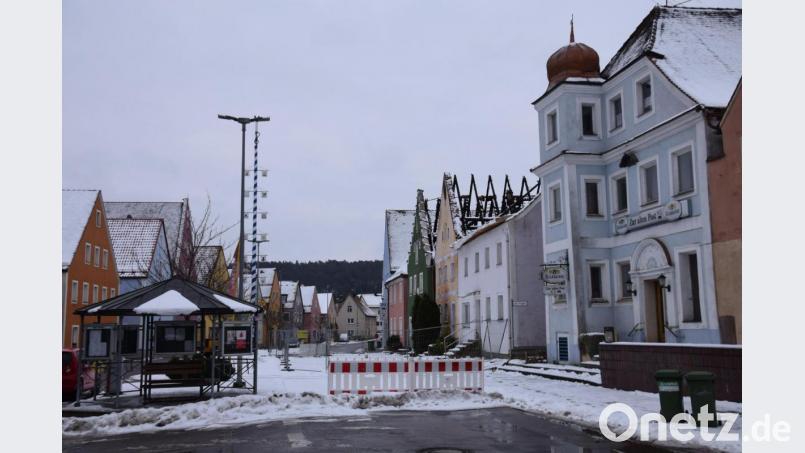 Drei Häuser sind Ende Mai 2020 in Hohenburg am Marktplatz ausgebrannt. Die Staatsstraße im Ortskern ist immer noch gesperrt, weil die Gebäude einsturzgefährdet sind. Die Bürger hoffen, dass sie bald wieder freigegeben wird. Bild: bö