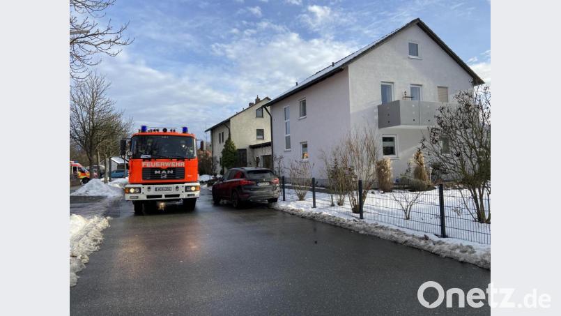 Statt für Wärme im Ofen zu sorgen, brennen die Scheite bereits in der Holzlege. Für die Brandbekämpfer der Weidener Feuerwehr ist das Löschen kein Problem. Bild: Gustl Beer