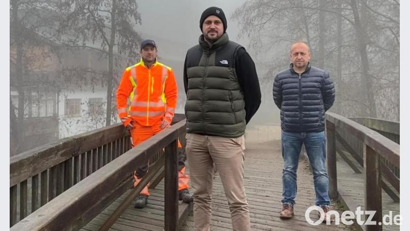 Bürgermeister Sebastian Voit (Mitte) ist es wichtig, Verwaltungsleiter Thomas Förster (rechts) und Bauhofleiter Martin Reichenberger (links) mit aufs Foto zu nehmen, denn auf sie kann er zählen. Die Drei stehen an den Fußgängerbrücken am Fichtelsee, deren Erneuerung abgeschlossen werden soll. Bild: gis