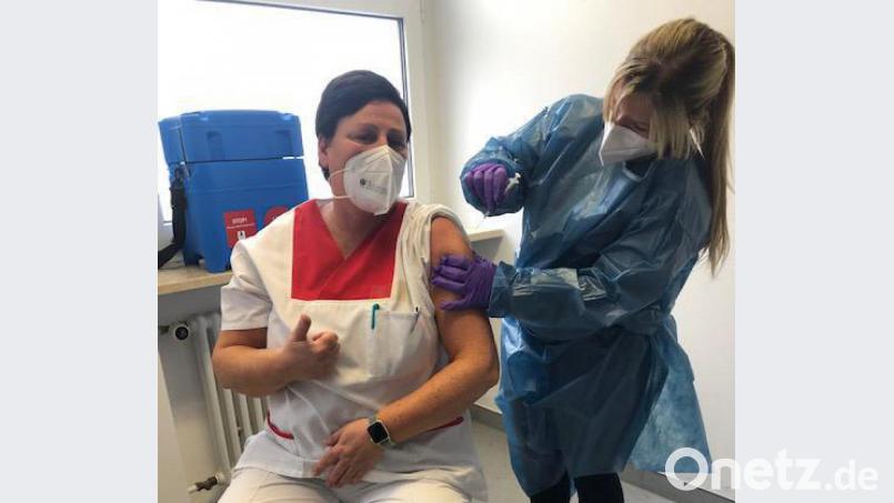 Einrichtungsleiterin Daniela Jenke wurde bereits geimpft – der Schutz der Bewohner der Pflegeeinrichtung St. Laurentius in Eschenbach wird großgeschrieben. Bild: exb/Dr. Matthias Loew