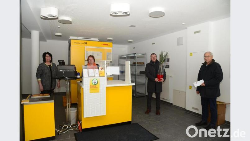 Marianne Hirmer und Christine Hundhammer (links) werden im sechstägigen Rhythmus die Postkunden in der neuen Filiale in der alten Apotheke am Marktplatz bedienen. Über die Eröffnung der Poststelle freuen sich Josef Langgärtner und Bürgermeister Reinhard Sollfrank (von rechts). Bild: bey