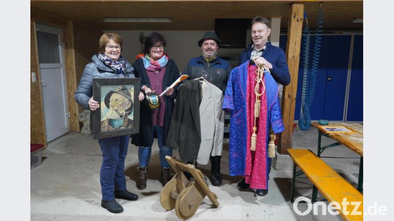 Gegenstände mit Geschichte halten Elisabeth Prechtl, Christine Stich, Bernhard Stich und Reinhard Prechtl (von links) in den Händen. Bild: kaz