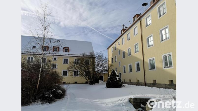 Ein Investor hat Interesse an einer Sanierung der alten Wohnblocks am Robert-Lindig-Platz. Hier im Bild der Blick vom Innenhof auf die Gebäude mit den Hausnummern 4, 5 und 6 (von rechts). Bild: lnz