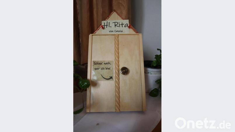 Neue Schilder stehen jetzt in der Stadtpfarrkirche St. Emmeram . Die Sippe &quot;Igel&quot; der Pfadfinder Windischeschenbach gestaltete die Infohäuschen, als noch Treffen möglich waren. Bild: wrm
