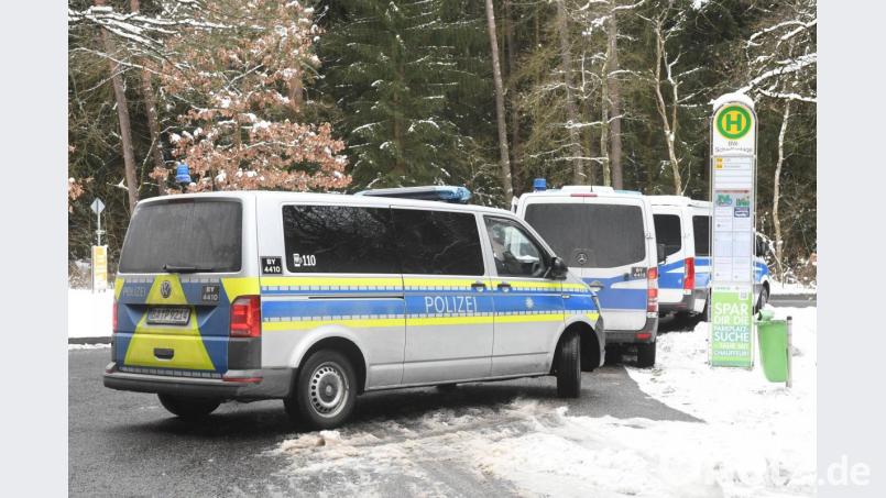 Unterstützt wurde die Weidener Polizei beider Suche nach dem Täter, der in Weiden eine Senioren überfallen hat von der Bayerischen Bereitschaftspolizei, Polizeihunden und einem Hubschrauber. Der Mann ist weiter flüchtig. Bild: Gabi Schönberger