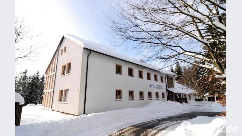 Das stillgelegte BLSV Sportcamp Fichtelberg in Neubau. Bild: mü