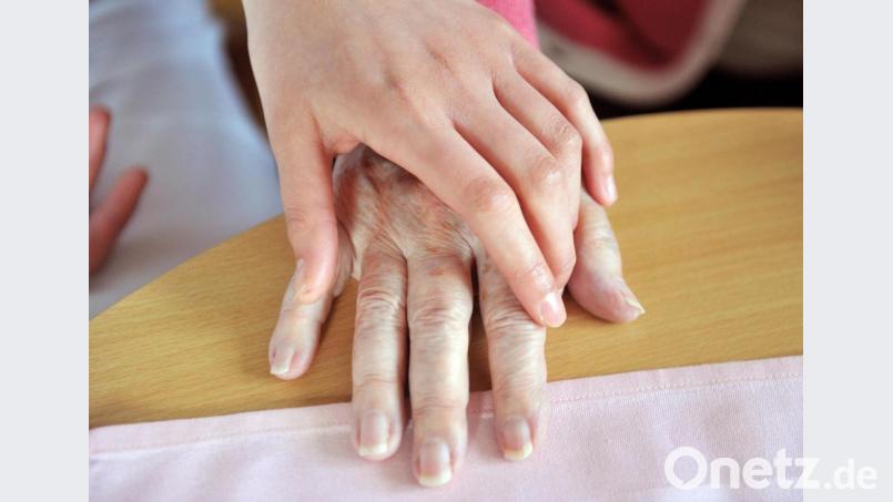 Pflegekräften ist oft die Nähe zur ihren Patientinnen und Patienten wichtig. Bild: Uli Deck/dpa