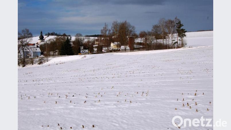 Die Gemeinde Kirchendemenreuth will ihren Flächennutzungsplan ändern. Ziel dabei ist, diese momentan noch schneebedeckte Fläche an einem Südwesthang zu einem Baugebiet mit 23 Parzellen mit dem Namen &quot;Leite&quot; zu machen. Bild: sm