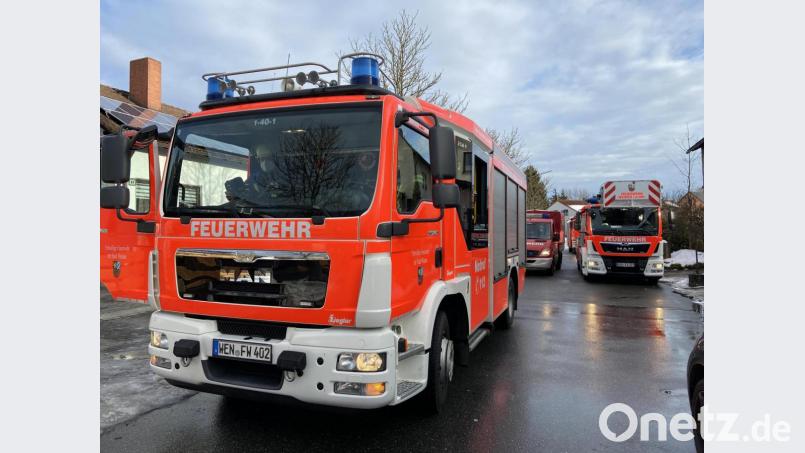 Statt für Wärme im Ofen zu sorgen, brennen die Scheite bereits in der Holzlege. Für die Brandbekämpfer der Weidener Feuerwehr ist das Löschen kein Problem. Bild: Gustl Beer
