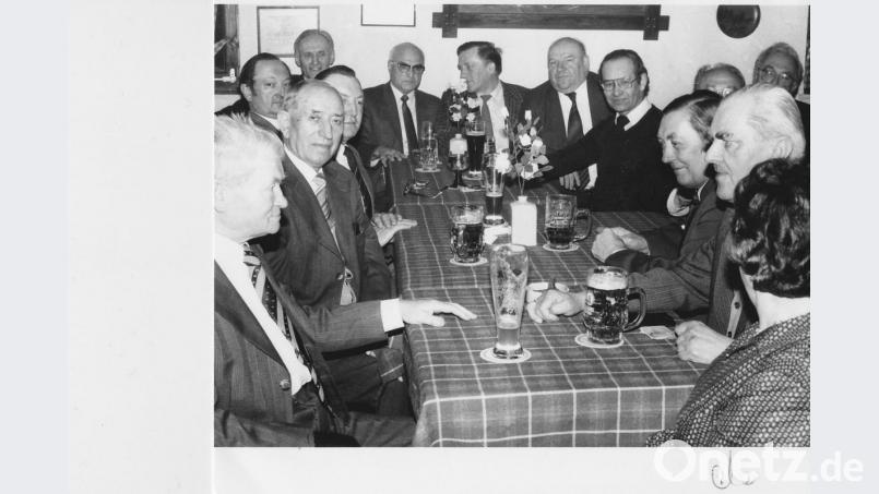 In Wehmut gedachten nach der Zerschlagung des Landkreises Eschenbach im Jahr 1972 die Ex-Kreisräte des Kreistages Eschenbach in geselliger Runde der guten alten Zeit Archivbild: do
