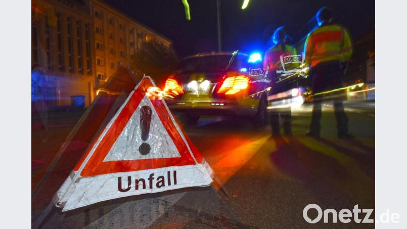 Ein Polizeifahrzeug steht mit Blaulicht auf einer Straße in Freiburg. Bild: Patrick Seeger/pa