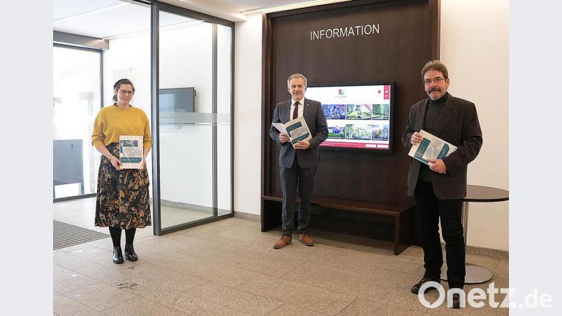 Diplom-Geografin Bianca Franz (links) und der Leiter der Geschäftsstelle des Gutachterausschusses Tirschenreuth Hans Reiß (rechts) konnten vor kurzem erstmalig den Grundstücksmarktbericht 2019 an Landrat Roland Grillmeier (Mitte) übergeben. Bild: Stefan Malzer/Landkreis Tirschenreuth/exb