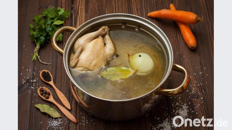 Idealerweise sollte man ein freilaufendes Bio-Huhn aus der Region verwenden. „Die Tiere ernähren sich anders, haben mehr Bewegung. Muskelfleisch und Fett sind im richtigen Verhältnis: Das merkt man im Geschmack“, sagt der Gastro-Chef des Klinikums St. Marien Amberg, Peter Fischer. Bild: seagull_l – stock.adobe.com