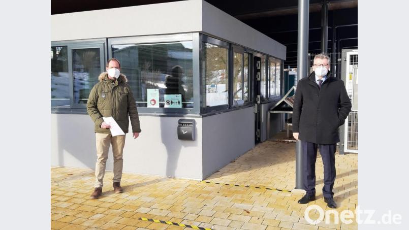 Erster Bürgermeister Michael Göth (rechts) und Personalleiter Roland Maul begutachteten die Ausgabestelle in der Kasse des Waldbades. Dort werden ab Montag die FFP2-Masken an pflegende Angehörige verteilt. Bild: Kerstin König/exb