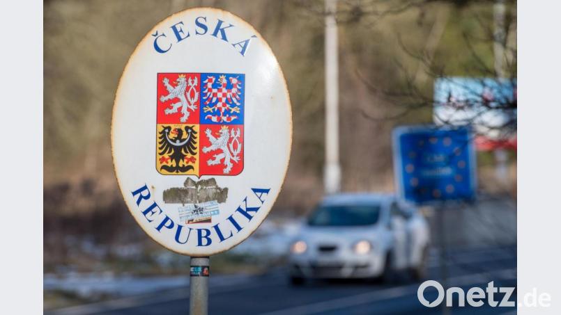 Ein Schild mit dem Wappen der tschechischen Republik an der deutsch-tschechischen Grenze. Bild: Armin Weigel/dpa