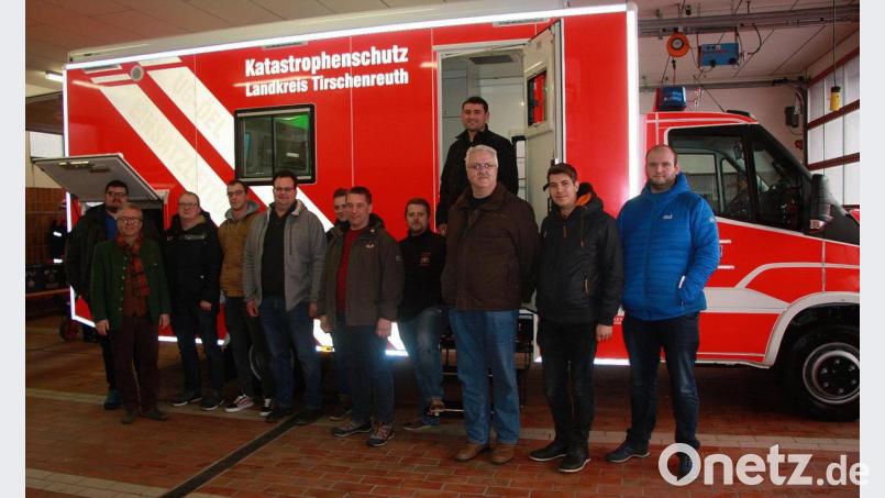 Das neue Katastrophenschutz-Fahrzeug steht in Wiesau. Abgeholt und empfangen wurde es von einer Delegation der Freiwilligen Feuerwehr Wiesau, um es Bürgermeister und Kreisrat Toni Dutz (Zweiter von links) vorzustellen. Bild: wro