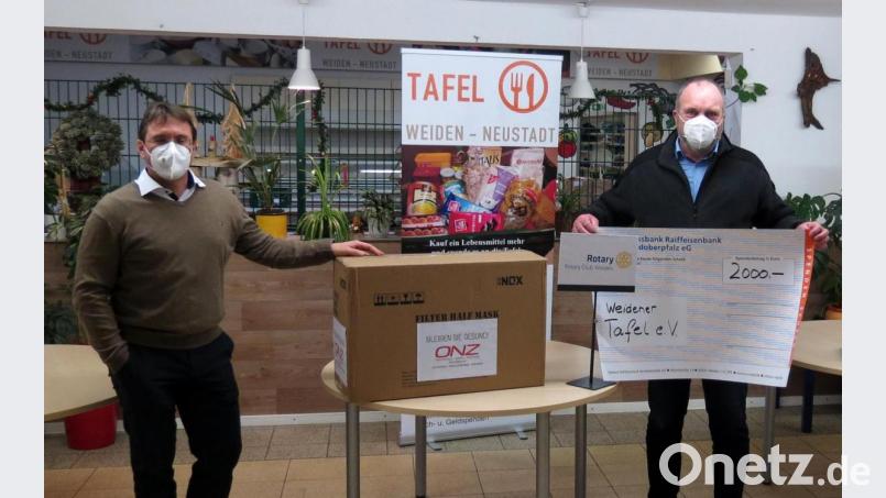 Der Präsident des Rotary-Club Weiden Reinhold Gietl mit Scheck und das Oberpfalz-Nord-Zentrum für Orthopädie und Unfallchirurgie vertreten durch Facharzt Johannes Weiß überreichen jeweils 1000 FFP2-Masken an die Tafel Weiden-Neustadt. Bild: Dobmeier
