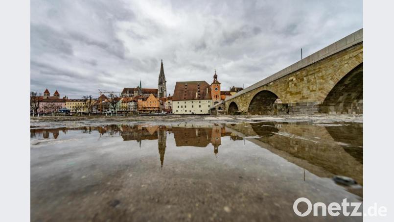 In der Nähe der Steinernen Brücke ist ein Sprengkörper, vermutlich aus dem Zweiten Weltkrieg, gefunden worden. Symbolbild: Armin Weigel/dpa