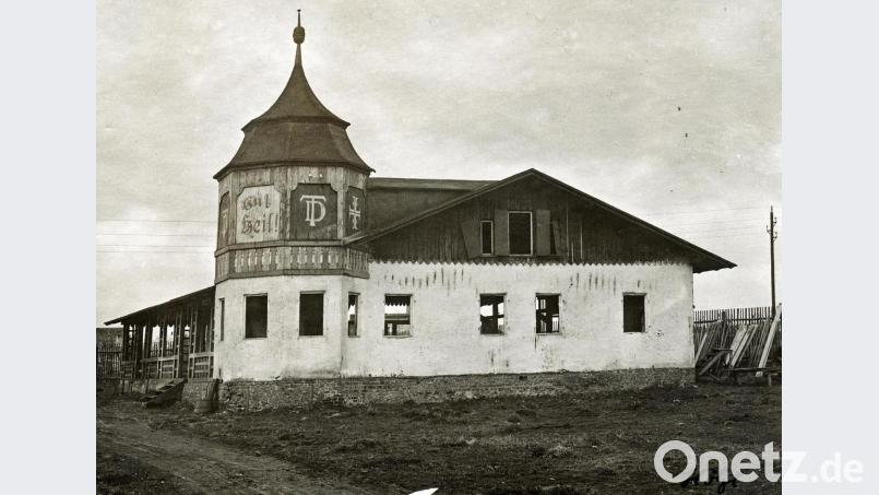 Die ehemalige Schützenhalle mit ihrem markanten Kuppelturm wurde im Jahr 1910 errichtet und 1920 zur Turnhalle umfunktioniert, ab 1927 diente sie als Wohnbaracke. Archivbild: Robert Treml/exb