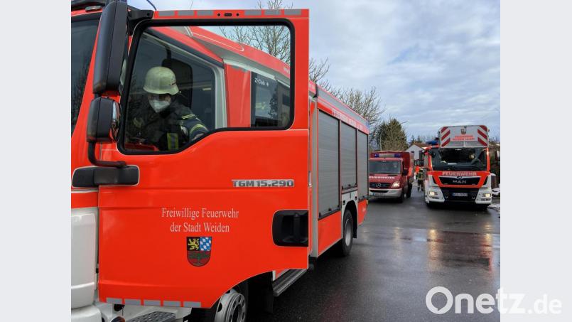 Der Garagenbrand entpuppt sich vor Ort als brennender Holzstoß und ist von der Weidener Feuerwehr schnell gelöscht. Bild: Gustl Beer