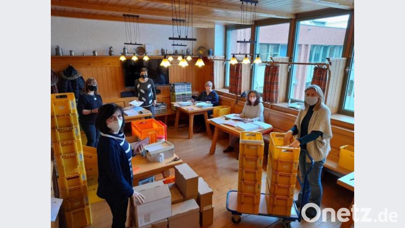 Mitarbeiter im Rathaus stellen rund 34.200 Abstimmungsbriefe zusammen, welche die Stadt noch in der nächsten Woche an die Bürger versendet. Bild: exb/Stadt Weiden