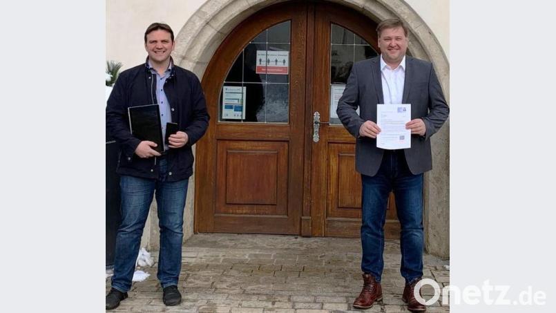 Jugendbeauftragter Jürgen Rubenbauer (links) und Bürgermeister Stefan Braun werben für die erste digitale Jugendumfrage in Kastl. Bild: jp