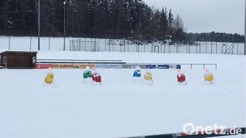 Schneemänner mit Trikot auf dem Fußballplatz, wie hier beim TuS Kastl: Mehr geht momentan nicht, Training im Freien ist vor Mitte Februar nicht möglich. Bild: Privat/exb