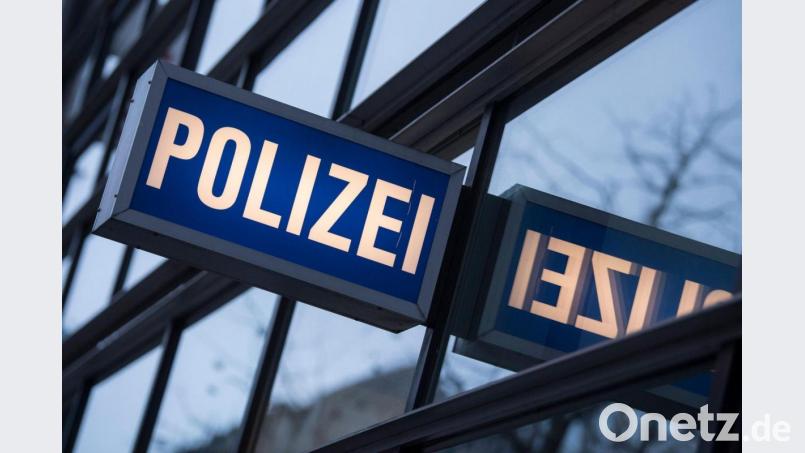 Der Schriftzug „Polizei“ an einem Polizeirevier. Bild: Boris Roessler/dpa