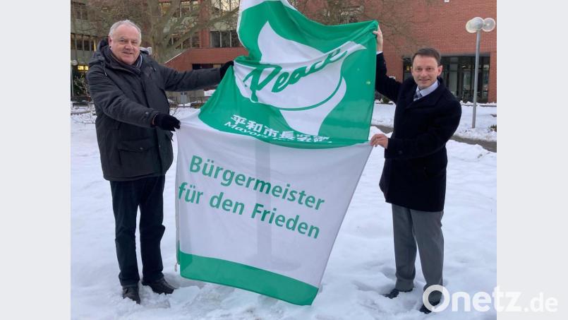 Am 22. Januar hissten Oberbürgermeister Jens Meyer und Bürgermeister Lothar Höher die Flagge vor dem Neuen Rathaus. Bild: Norbert Schmieglitz/exb