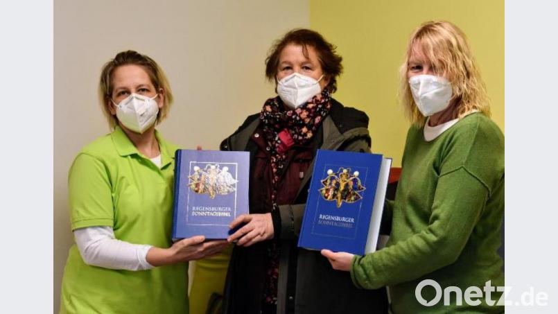 Sonntagsbibeln mit einer Widmung von Bischof Rudolf Voderholzer kamen dieser Tage bei (von links) Katharina Morgenstern (Pflegedienstleiterin Ökumenische Tagespflege), Anita Kerscher (Fachberatung) und Brigitte Riederer (Pflegedienstleiterin Ökumenische Sozialstation) an. Bild: Birgit Singer-Grimm/exb