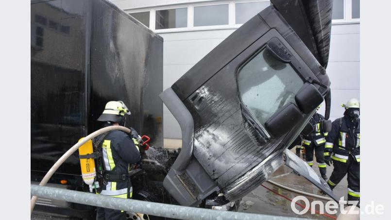 Einsatzkräfte der Feuerwehren bei der Brandbekämpfung, nachdem ein Führerhaus plötzlich Feuer gefangen hatte. Als Ursache wird ein technischer Defekt vermutet. Bild: jr