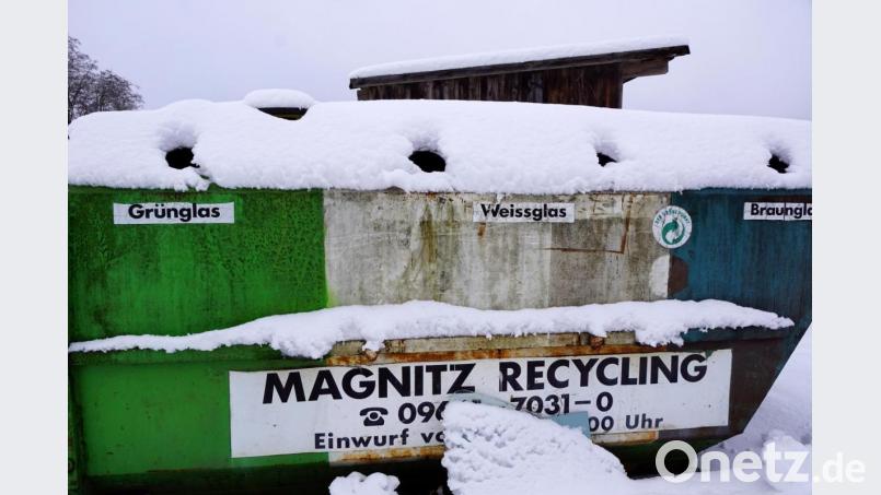 Der Altglascontainer beim Bauhof in Kulmain besitzt auch auf der Rückseite Einwurföffnungen – diese bleiben ungenutzt. Dafür wird das Entsorgungsgut einfach auf der Vorderseite abgeladen, wie es heißt. Bild: bkr