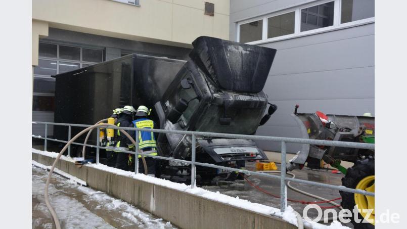 Einen technischer Defekt am Führerhaus war wohl die Brandursache für einen Brand am Samstagvormittag. Ein Lastwagen des Backhauses Kutzer geriet in Brand. Einsatzkräfte der Feuerwehren hatten den Brand schnell in Griff. Bild: jr