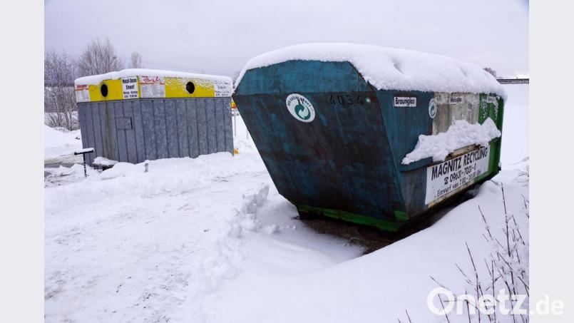 Der Altglascontainer beim Bauhof in Kulmain besitzt auch auf der Rückseite Einwurföffnungen – diese bleiben ungenutzt. Dafür wird das Entsorgungsgut einfach auf der Vorderseite abgeladen, wie es heißt. Bild: bkr