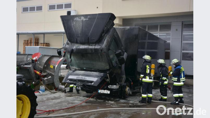 Einen technischer Defekt am Führerhaus war wohl die Brandursache für einen Brand am Samstagvormittag. Ein Lastwagen des Backhauses Kutzer geriet in Brand. Einsatzkräfte der Feuerwehren hatten den Brand schnell in Griff. Bild: jr